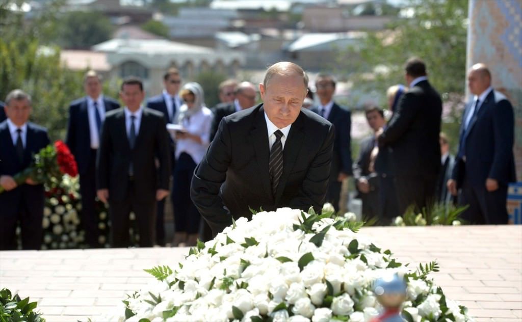 Putin, Kerimov’un mezarını ziyaret etti.
