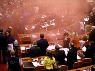 Arnavutluk meclisine sis bombası atıldı