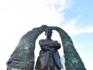 Cengiz Aytmatov heykeli Maltepe’de açıldı