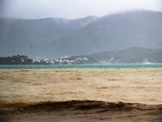 Fethiye’de yağmur suyu denizin rengini değiştirdi
