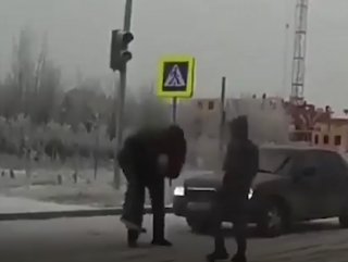 Rusya’da trafikte kadını tartaklayan adama dayak