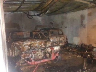 Sancaktepe’de 2 otomobil alev alev yandı