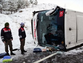 Yozgat’ta yolcu otobüsü devrildi: 1 ölü 21 yaralı
