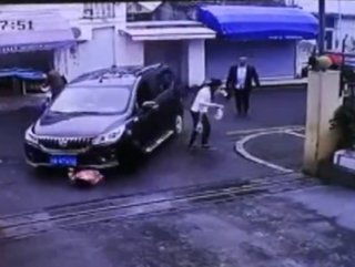 Çin’de otoparka giren araba 3 yaşındaki kızı ezdi