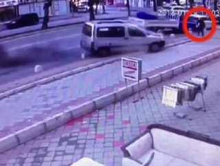 Adana’da bir kadın kazadan saniyelerle kurtuldu