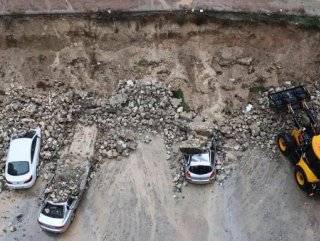 Adana’da istinat duvarı araçların üzerine çöktü