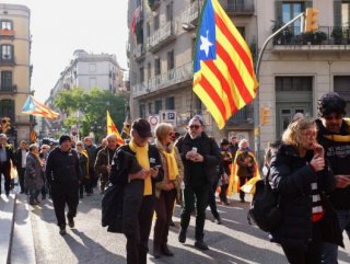 Barselona’da Puigdemont’a destek yürüyüşü