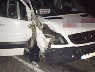Cide’de yolcu minibüsü ile traktör çarpıştı: 1 ölü