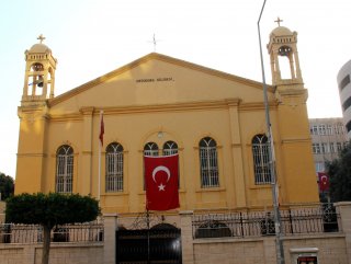 Hatay’da ortodoks kilisesine Türk bayrağı asıldı
