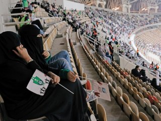 Ilımlı Suudi Arabistan’da kadınlar ilk kez stadyumlarda