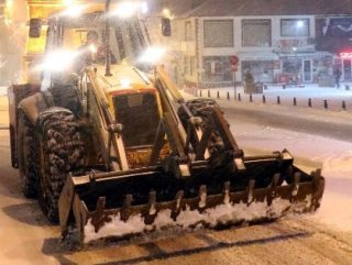 Kar yağışı Türkiye’de gece trafiğini felç etti