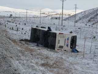Konya’da yolcu otobüsü şarampole devrildi: 38 yaralı