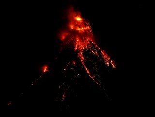 Mayon yanardağı 56 bin kişiyi evinden etti