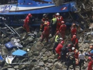 Peru’da yolcu otobüsü uçuruma devrildi