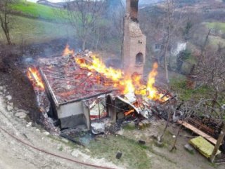 Sinop’ta 2 katlı ahşap ev yandı