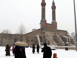 Sivas’ta 56 köy yolunda ulaşıma kar engeli