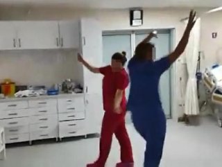 Yoğun bakımda hastaların yanında dans ettiler