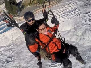 Çinli turist yamaç paraşütü yaparken bayıldı