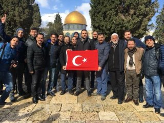 İsrail Türk bayrağı açan 6 Türk’ü gözaltına aldı