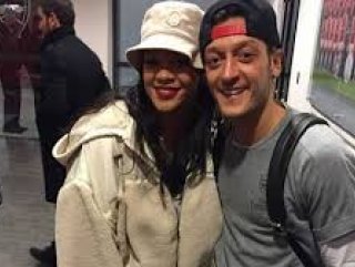 Amine Gülşe Mesut Özil’i Rihanna’dan kıskandı