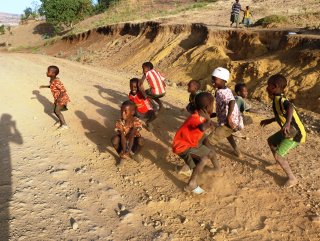 Etiyopyalı çocukların pet şişe dansı