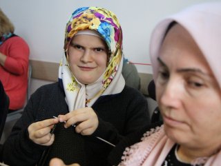 Görme engelli kadınlar Mehmetçik için örüyorlar
