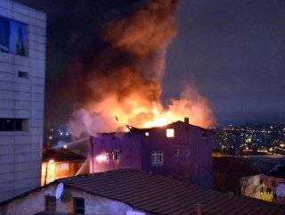 Kağıthane’de 5 katlı bir binanın en üst katı yandı