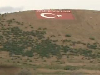 Mehmetçik’e moral vermek için sınıra Türk bayrağı