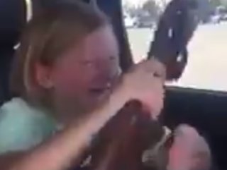 Silah için ağlayan küçük kız