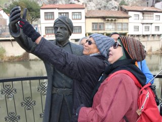 Turistlerin Amasya’daki heykelle selfie çekme merakı