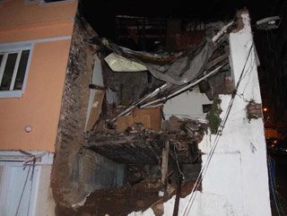 Şişli’de 2 katlı metruk bina yağmur nedeniyle çöktü