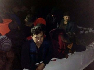 15 çocuk 58 göçmen lastik botta yakalandı