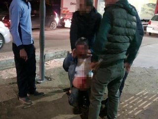 2 yaşındaki kızına göz kırpan kişiyi dövdü