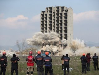 300 kilo dinamitle yıkılmayan bina kendiliğinden yıkıldı