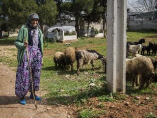 86 yaşında, sınırın sıfır noktasında çobanlık yapıyor