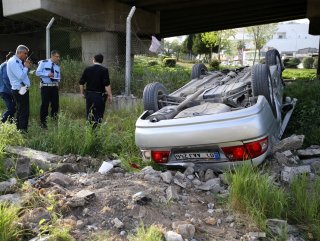 Adana’da otomobil köprüden düştü