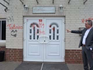 Almanya’da camiye İslamofobik saldırı