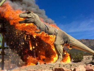 Amerika’da dev dinozor maketi alev alev yandı
