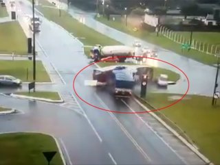 Brezilya’da trafik kazası: Otobüs ikiye bölündü