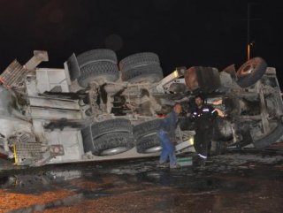 Denizli’de beton pompası kamyonu ve tır çarpıştı: 2 yaralı