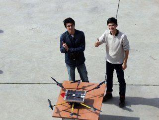 Liseli mucitler rüzgar ve güneş enerjili drone tasarladı
