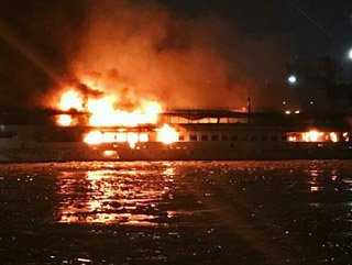 Moskova’da eğlence gemisinde yangın