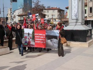 Sındırgı’da CHP’liler Atatürk heykeli için yürüdü