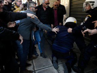 Yunanistan’da haciz mağdurları polis dövdü