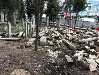 Üsküdar’daki türbedeki mezarlar hilti ile parçalandı