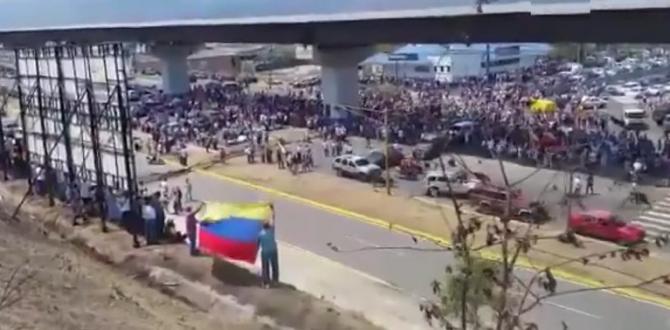 Venezuela’da Maduro destekçileri başkanlık sarayı çevresinde toplandı