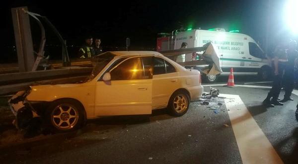 İzmir-İstanbul Otoyolu’nda feci kaza! Otomobil bariyere ok gibi saplandı: 3 ölü,2 yaralı .