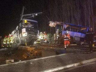 Fransa’da tren ve otobüs çarpıştı: 4 ölü