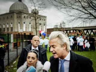 Hollandalı ırkçı Wilders’ten cami bahçesinde propaganda