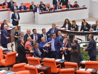 Meclis’te Alim Tunç’la Özgür Özel’in önlenen kavgası